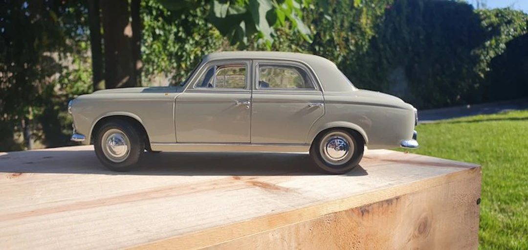 Solido 1:18 - Model sedan (2) - Peugeot 403 en 203