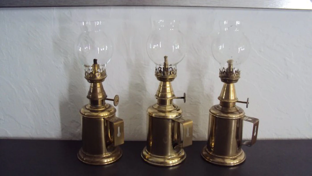 Oil lamp (3) - Gilt brass - antique pigeon lamp
