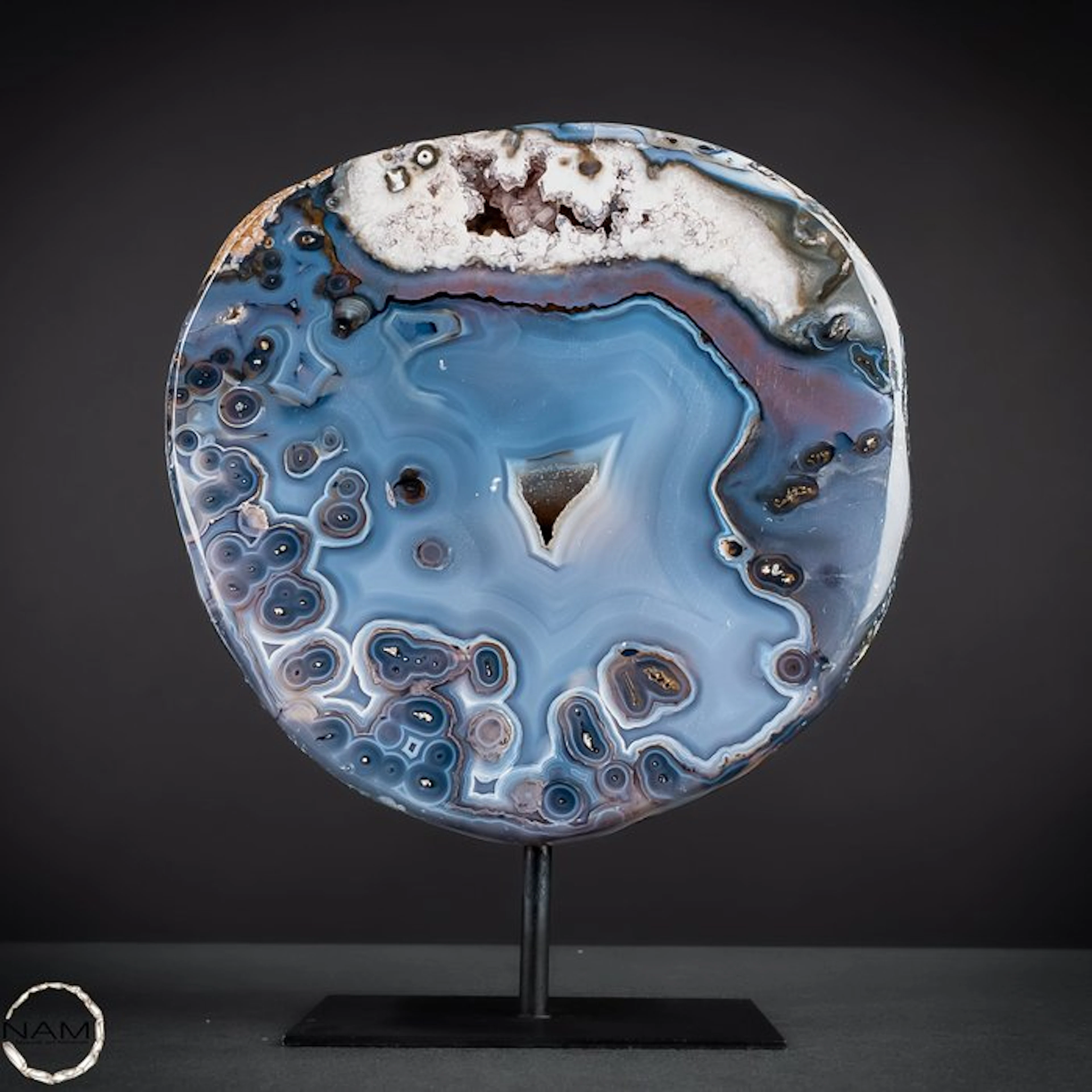 Agate disk – Fascinating natural banding and unique crystal structures on Stand