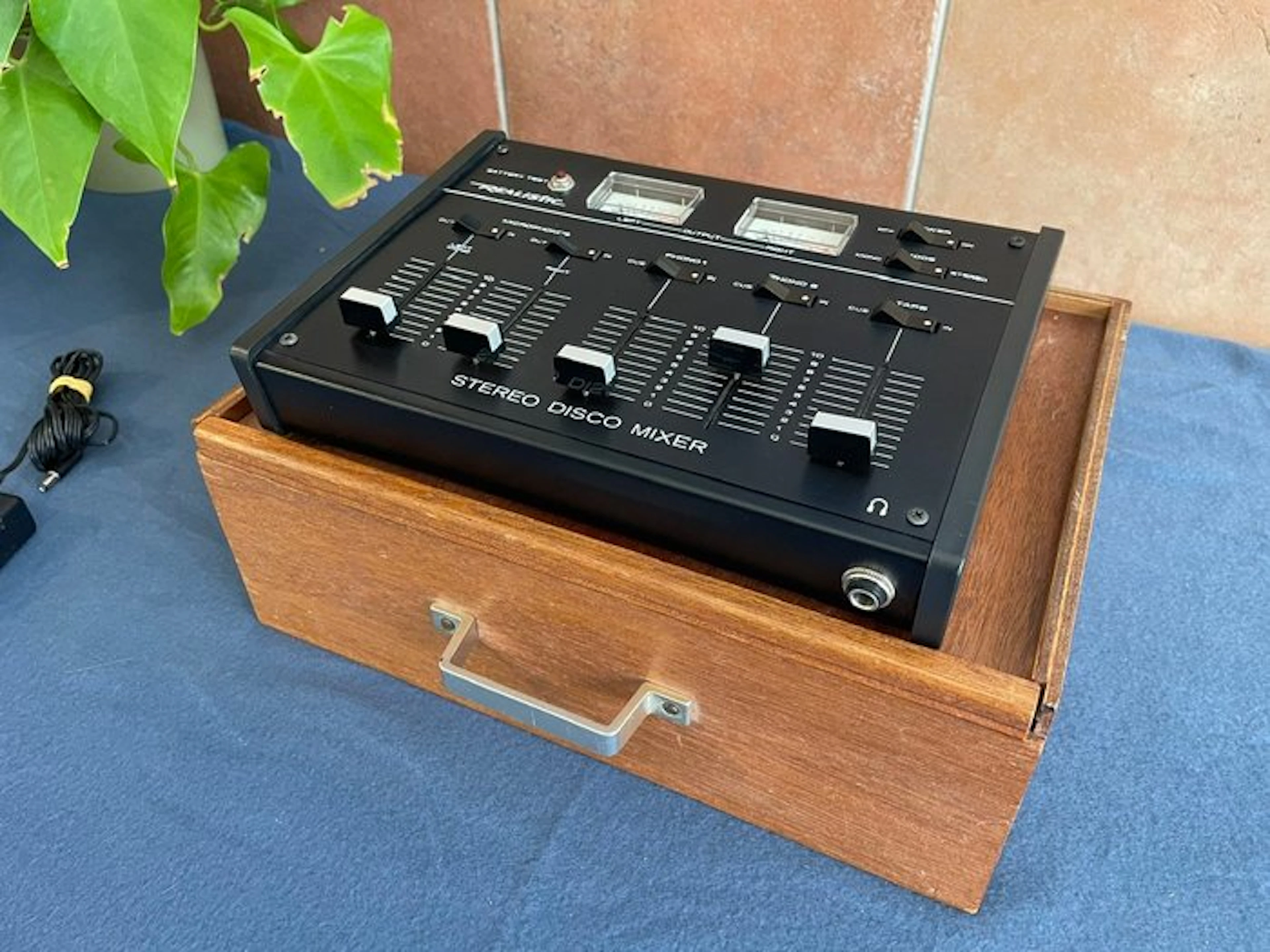 Realistic - Model 32-100A Analogue mixer