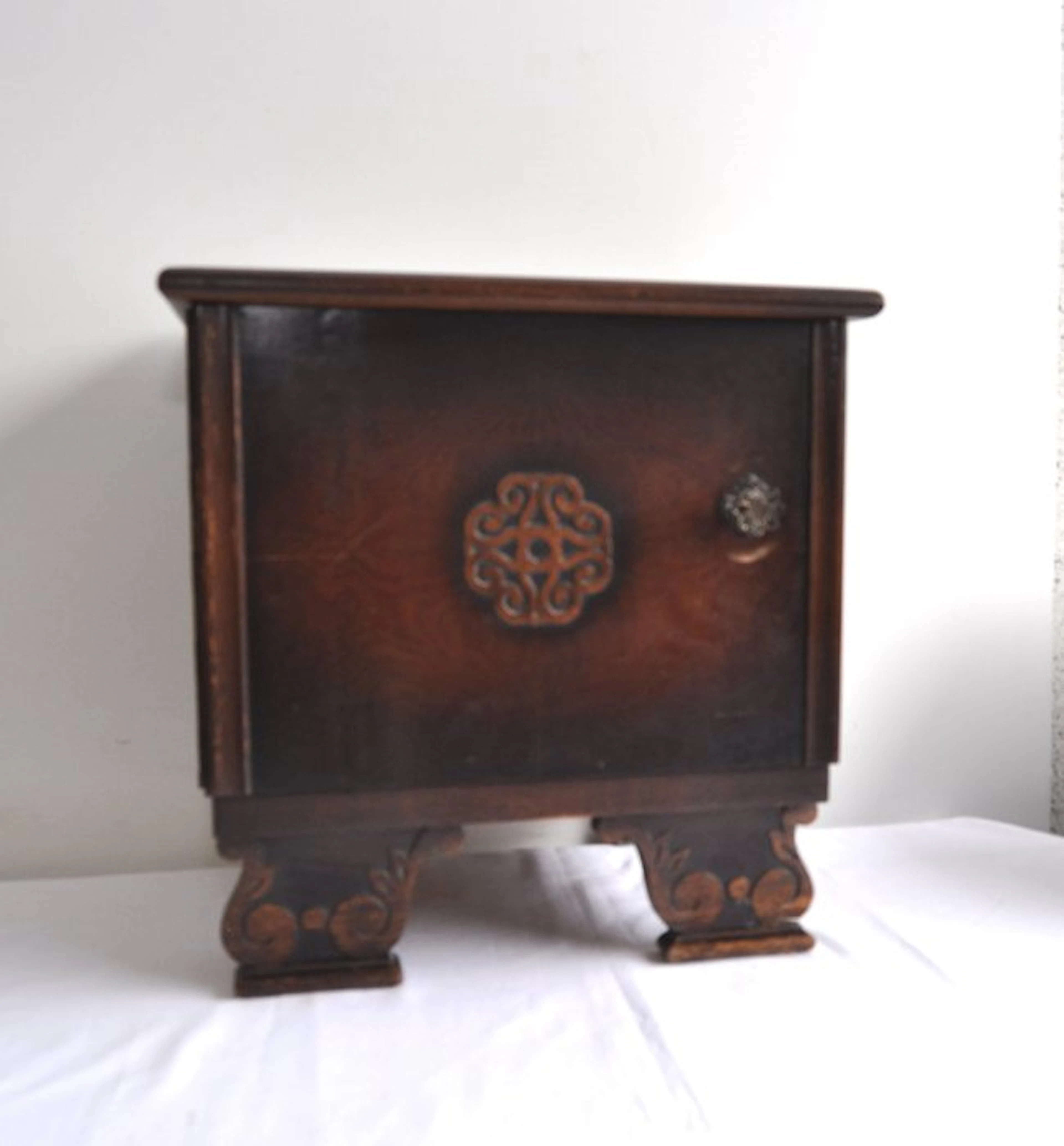 Side table - Walnut