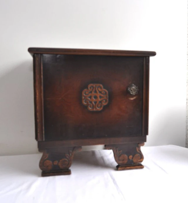 Side table - Walnut
