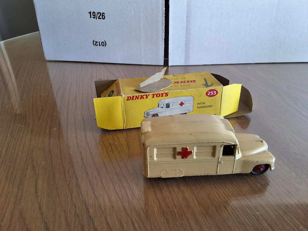 Dinky Toys 1:43 - Model car - Daimler Ambulance 253 - in the original box