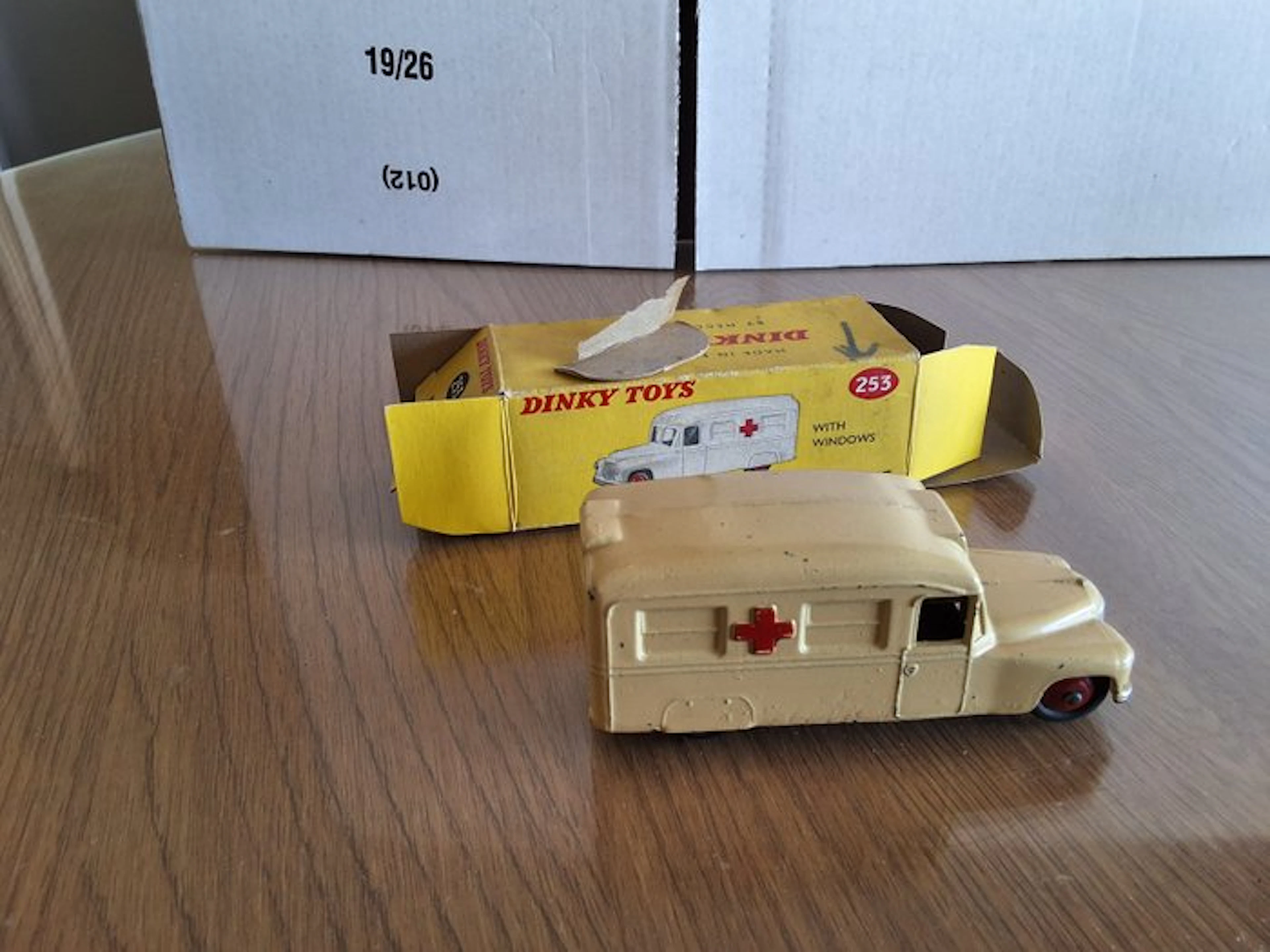 Dinky Toys 1:43 - Model car - Daimler Ambulance 253 - in the original box