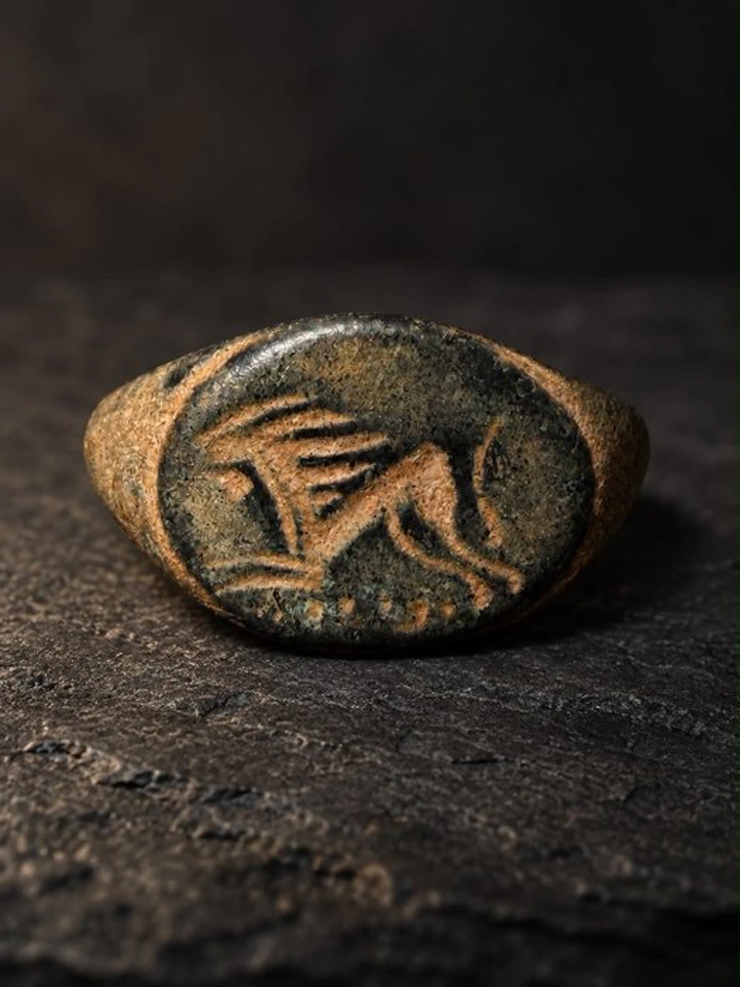 Ancient Roman Bronze Signet Ring with Griffin Motif (No reserve price)