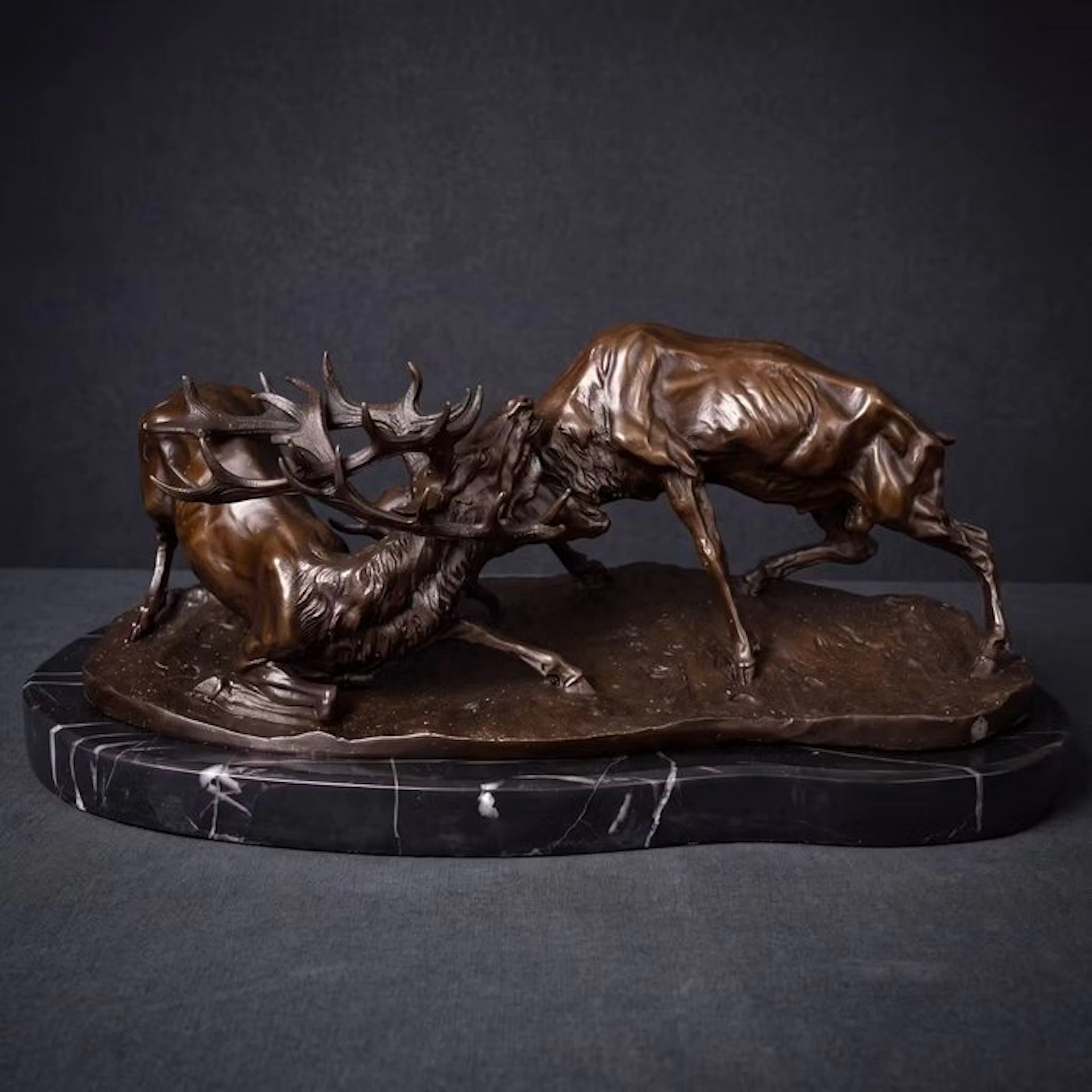Statue, Exclusief bronzen sculptuur van vechtende herten...
