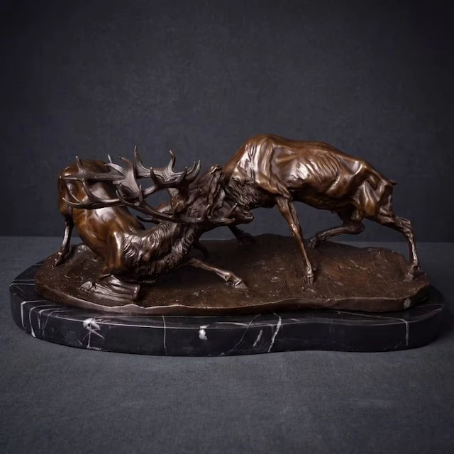 Statue, Exclusief bronzen sculptuur van vechtende herten...