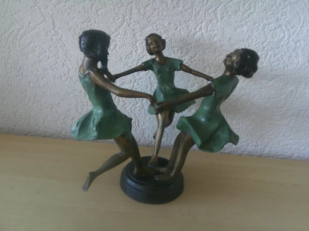 Figurine - DRIE VROLIJK DANSENDE MEISJES - Patinated bronze
