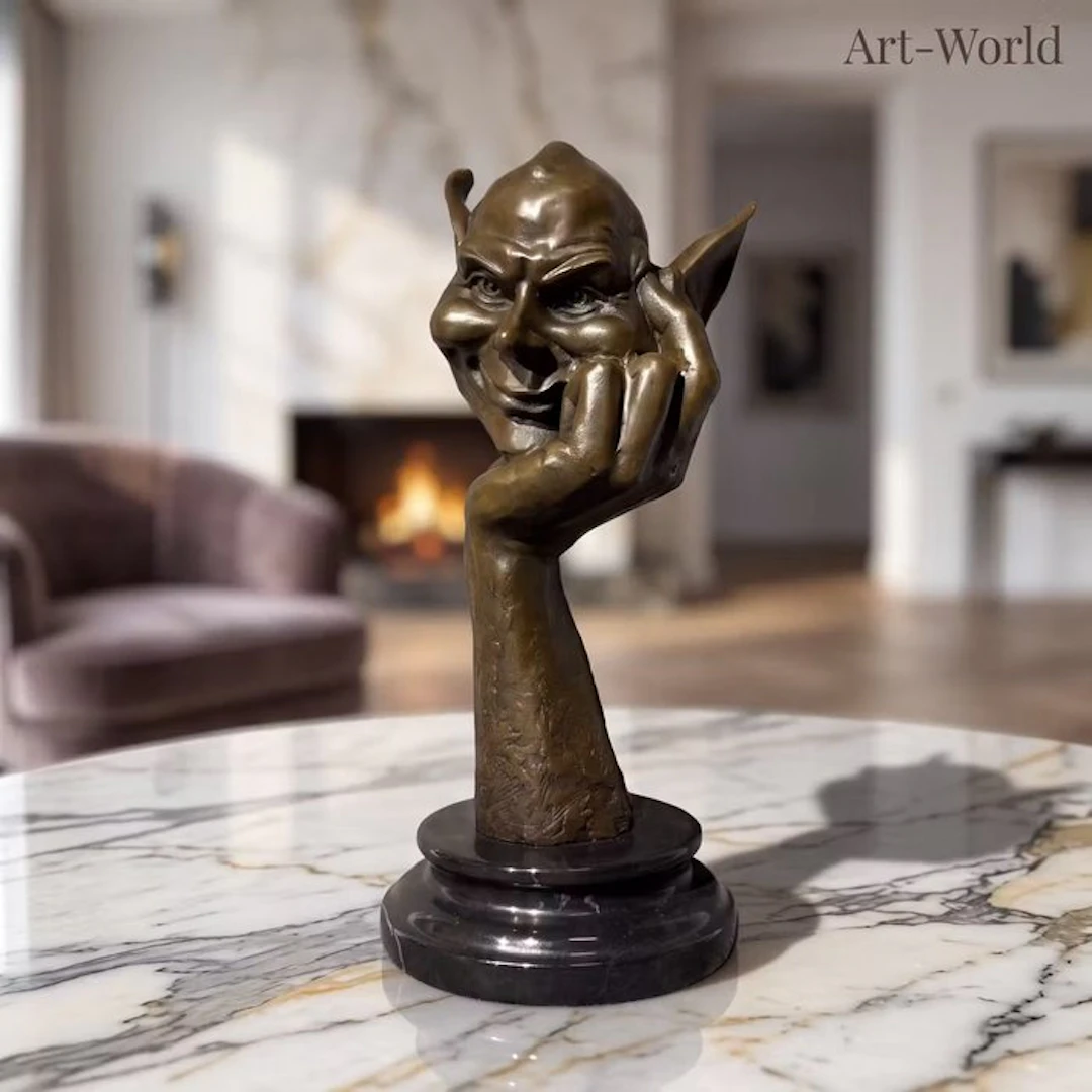 Statue, Bronzen sculptuur van een Goblin rustend op hand - 28 cm - Bronze