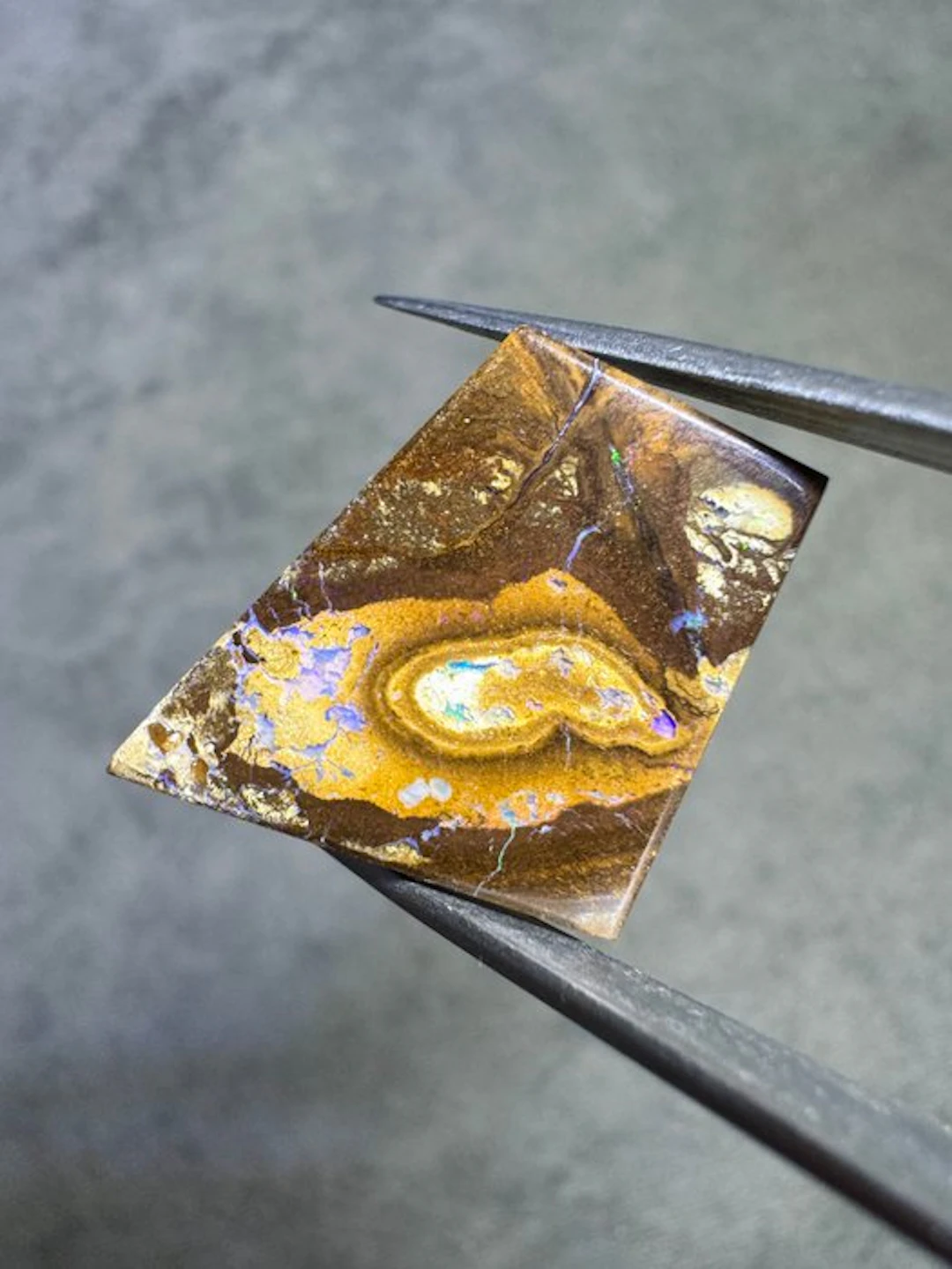 Australian Boulder Opal. 20.38 carats. Cabochon- 4.08 g - (1)