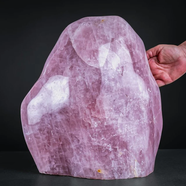 Rose quartz freeform weighing 25 kg – an imposing natural...