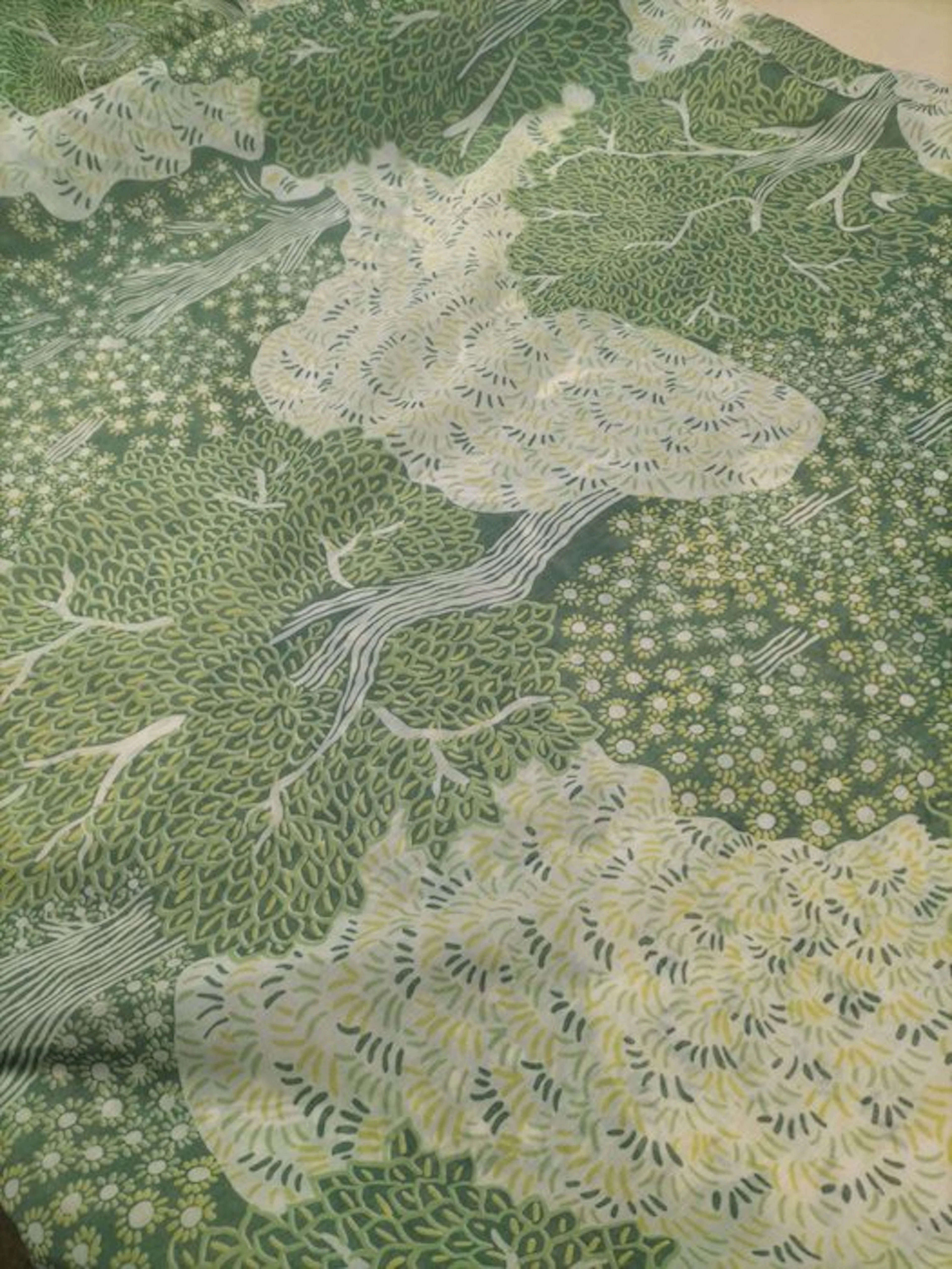 Fantastico tendone vintage dalla fantasia con alberi /...