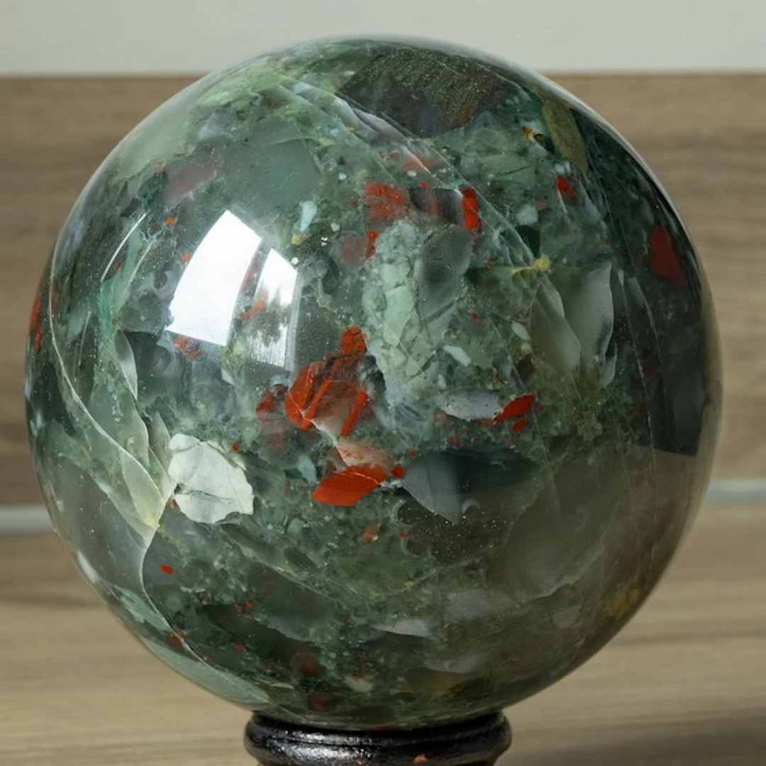 Fine Blood Stone Sphere Sphere - Height: 11.92 cm - Width: 11.2 cm- 1955 g