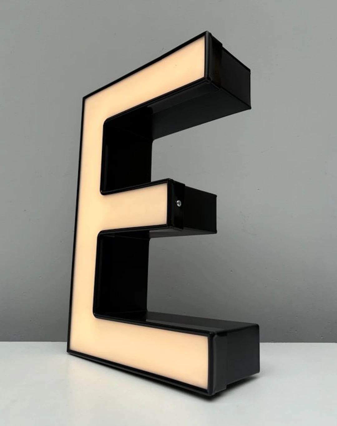 Letter "E" - Advertising sign - plastic, Aluminium