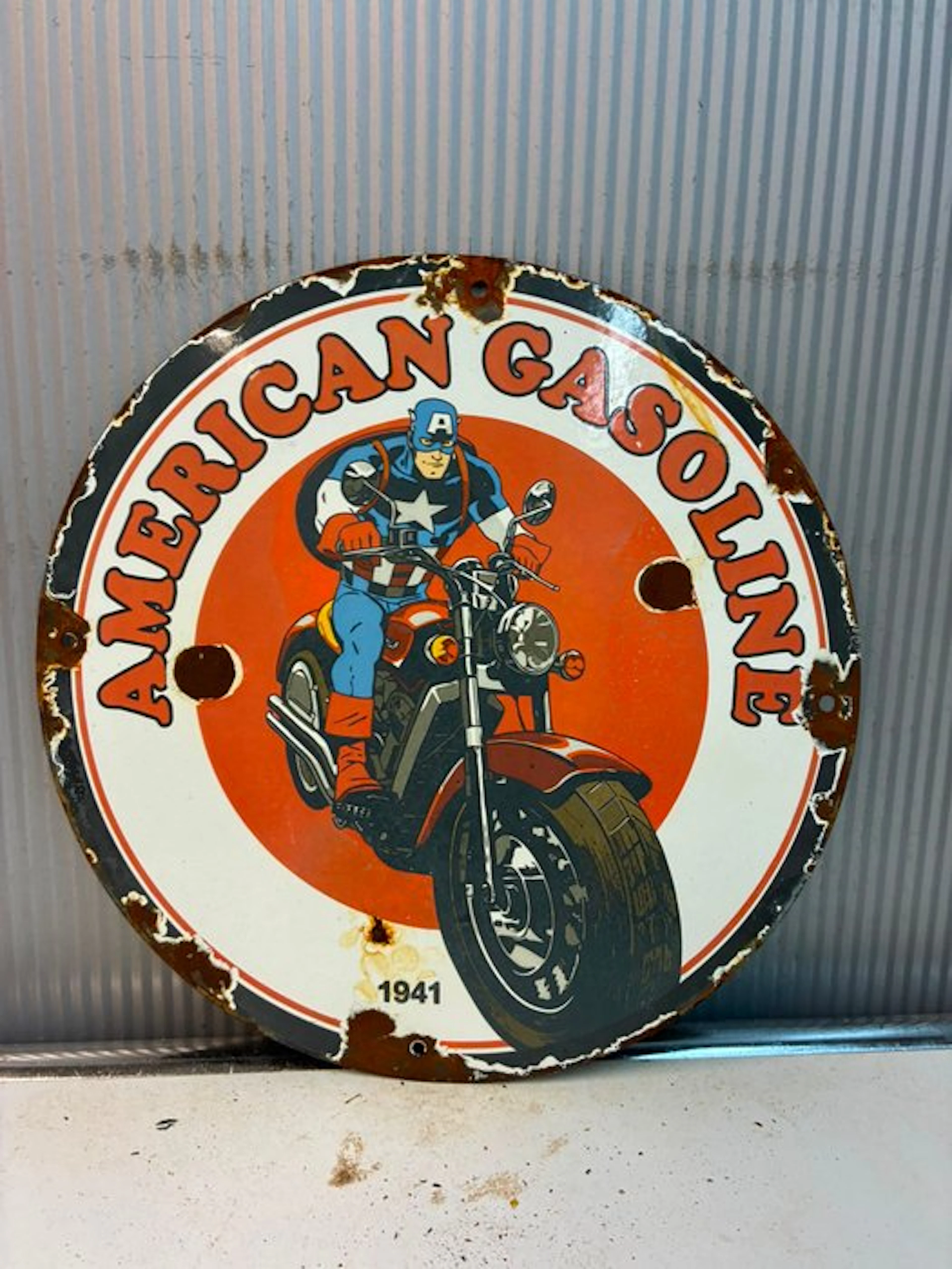 American Gasoline – rond emaille reclamebord met Captain...