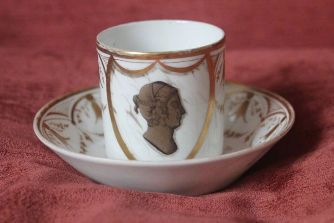Cup and saucer (2) - Tasse litron et sa sous-tasse en...