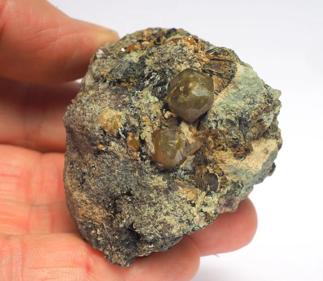 Andradite Crystals on matrix - Height: 7 cm - Width: 5 cm- 500 g