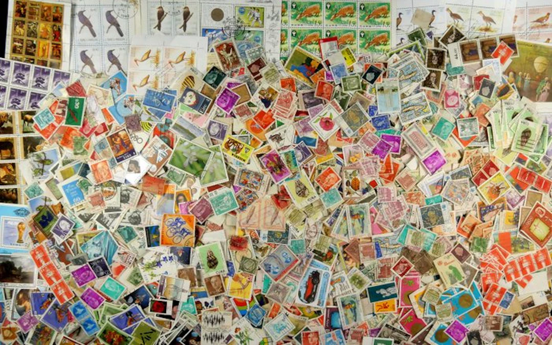 World - Thousands of worldwide and German stamps from old collectors estate.