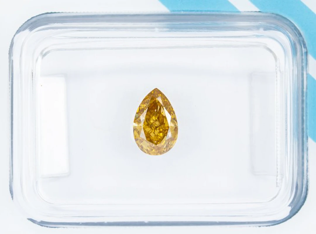 No reserve price - 1 pcs Diamond (Natural coloured)...