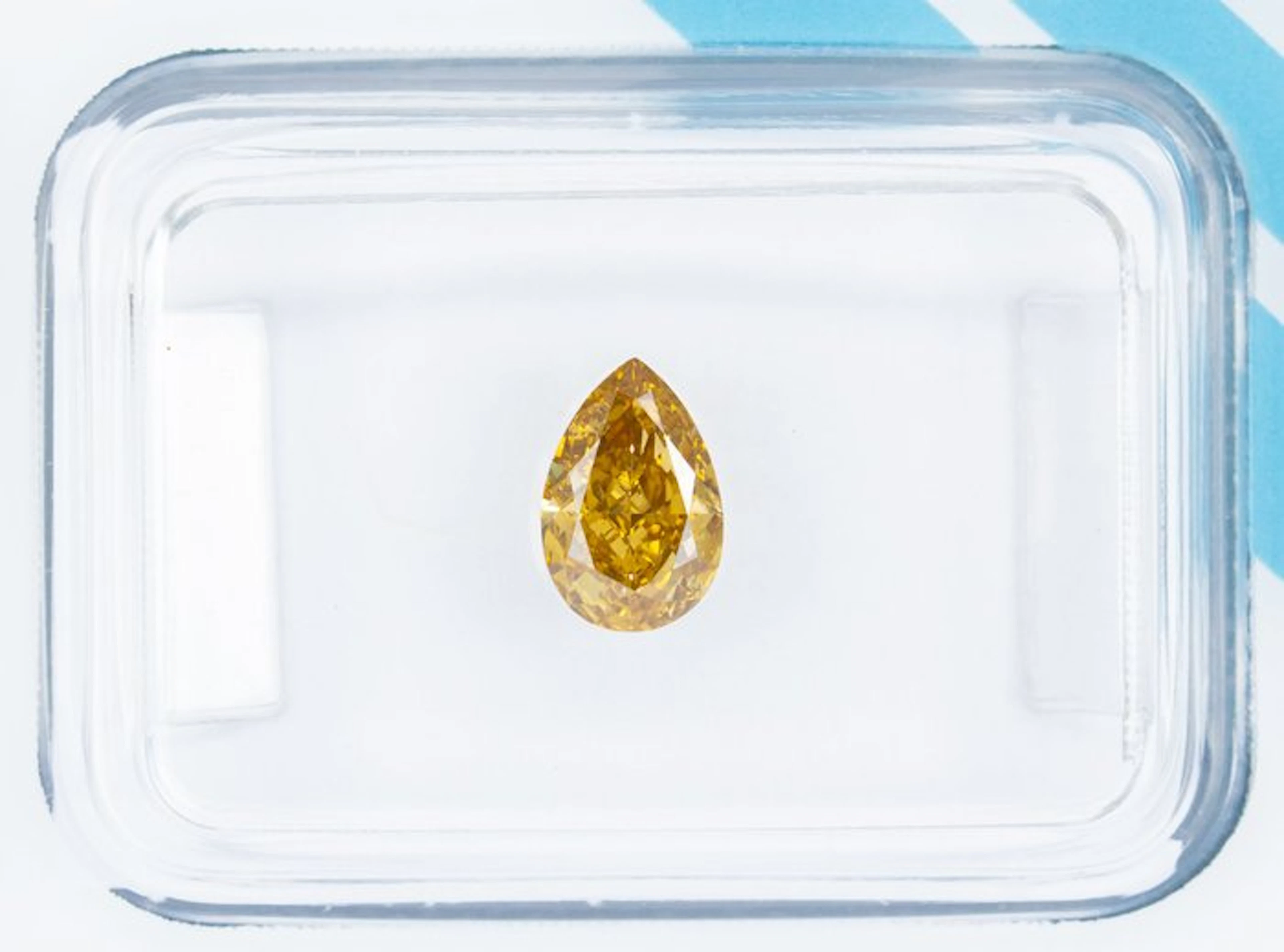 No reserve price - 1 pcs Diamond (Natural coloured)...