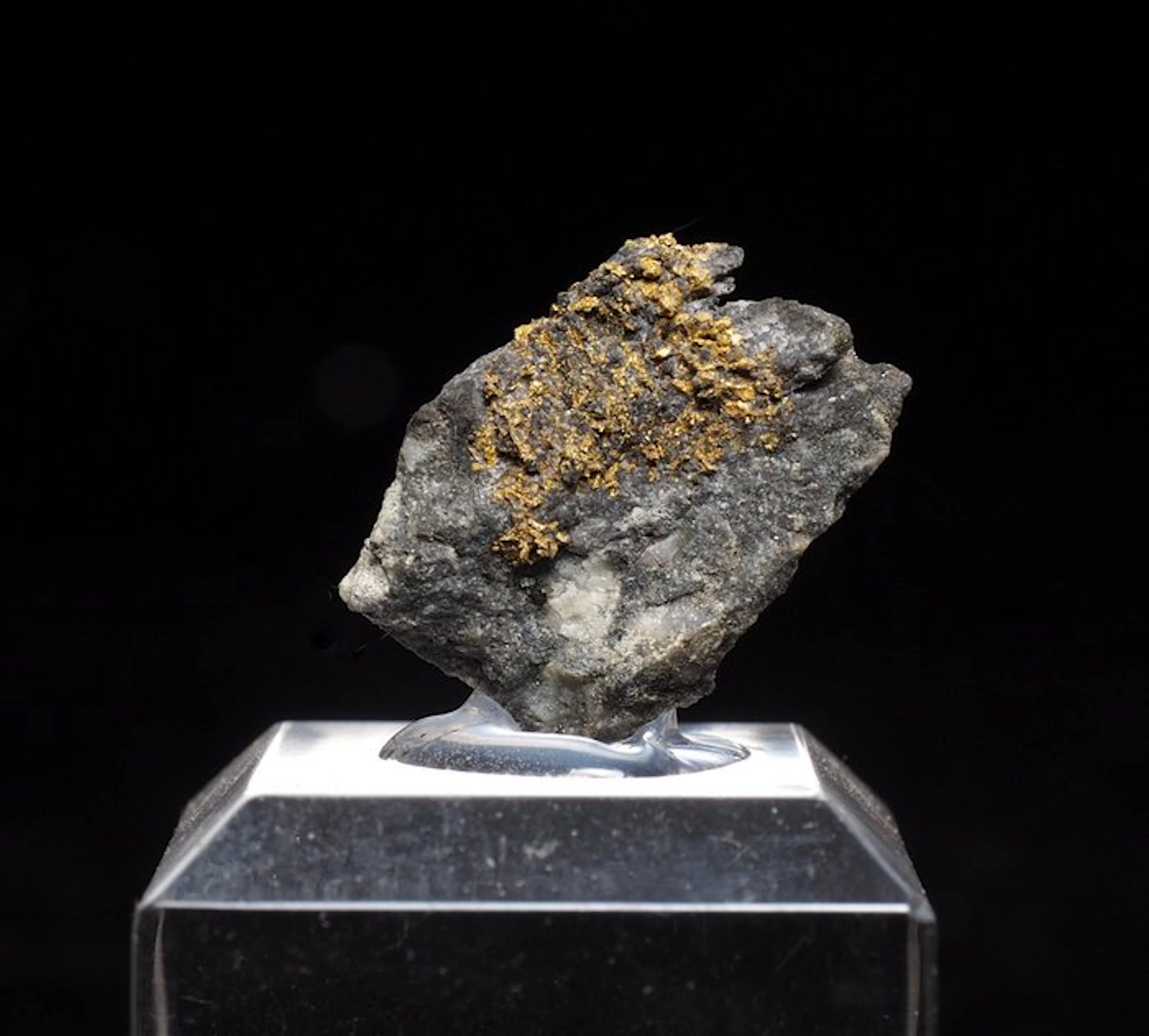 Gold Crystals on matrix - Height: 1.6 cm - Width: 1 cm- 3 g