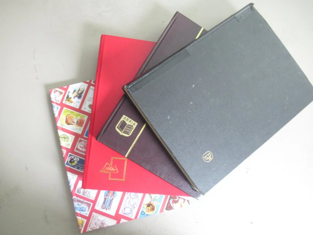 World - Lot of country collections in four stockbooks.
