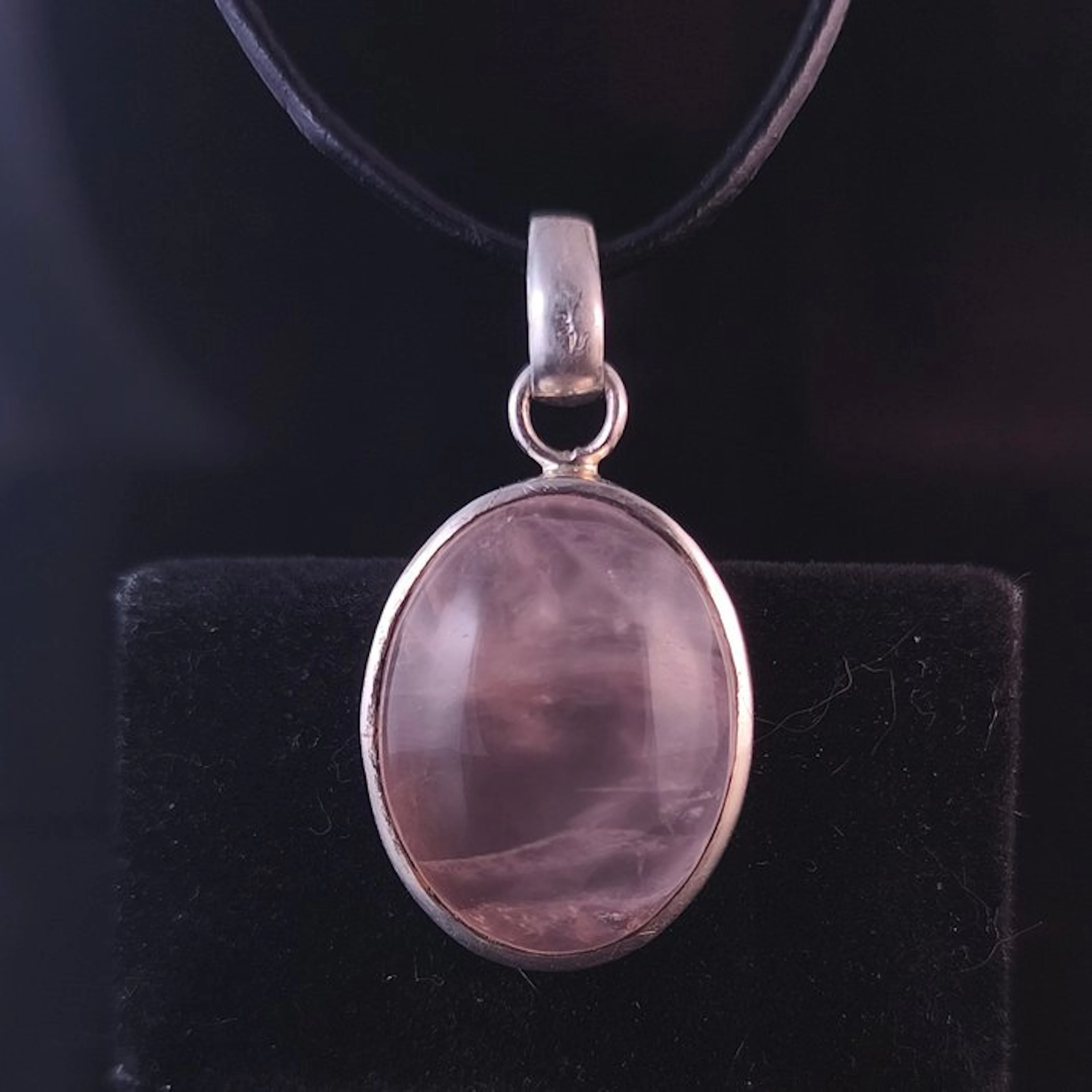 Rose quartz oval- 8.62 g