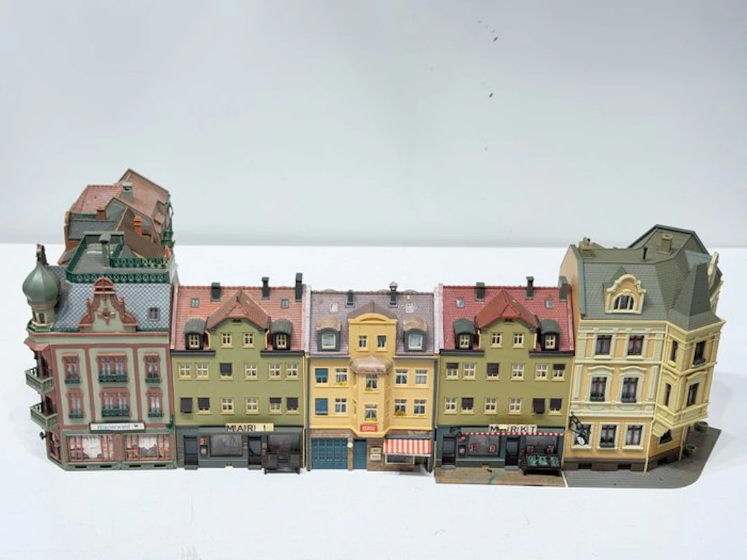Vollmer H0 - Model train buildings (7) - A street with stately townhouses