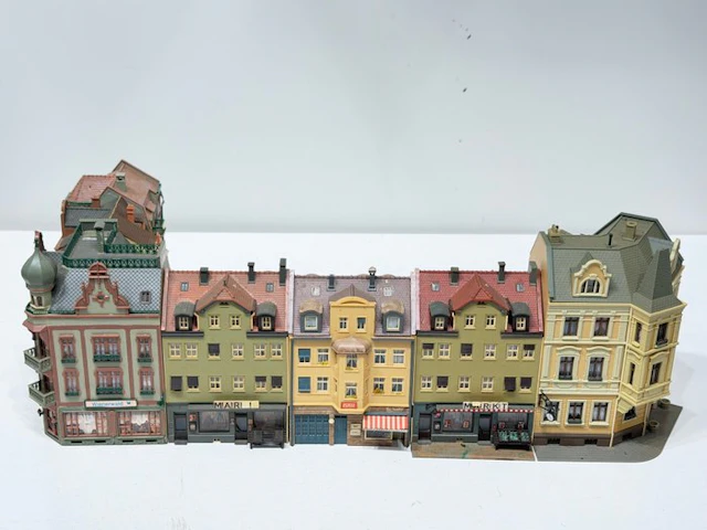 Vollmer H0 - Model train buildings (7) - A street with stately townhouses