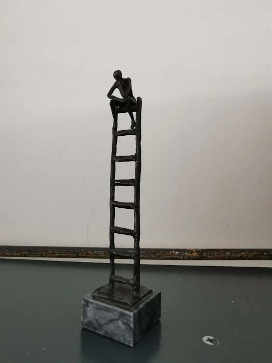 Artihove - Figurine - de denker op de trap - marble, bronze alloy
