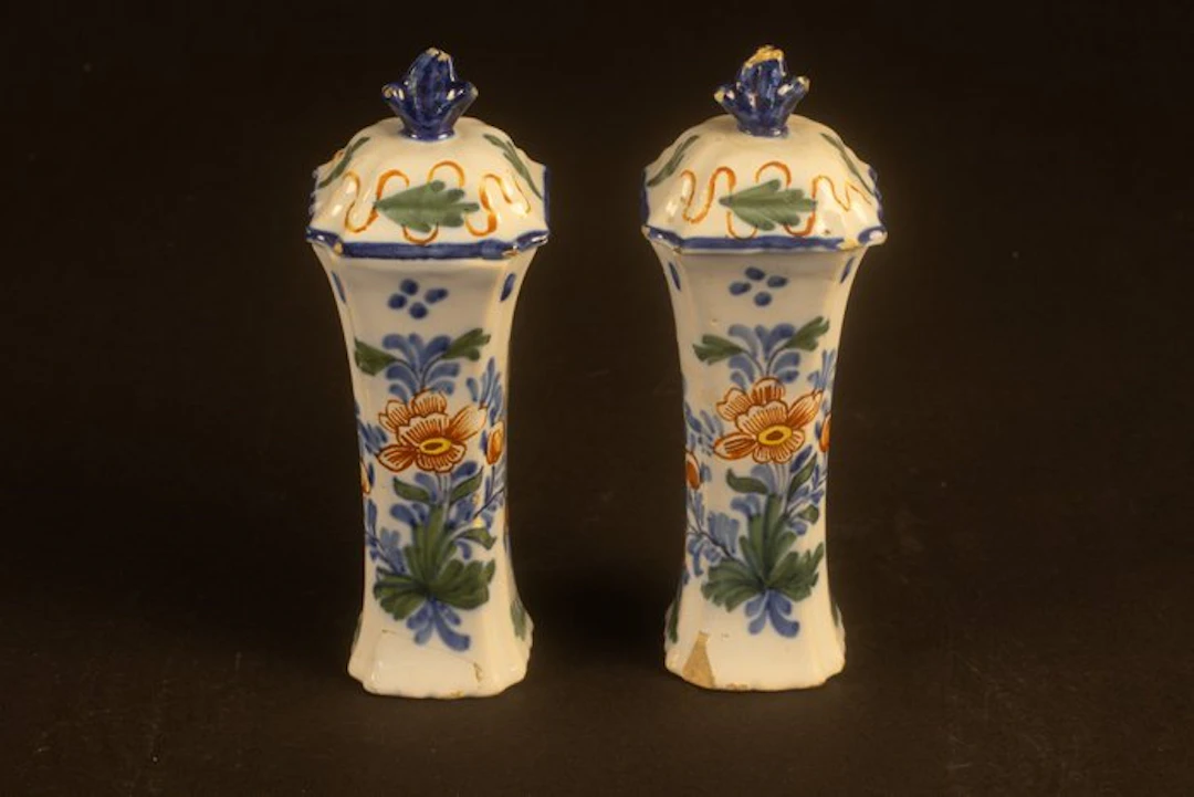 De Grieksche A - Lidded vase (2) - Earthenware