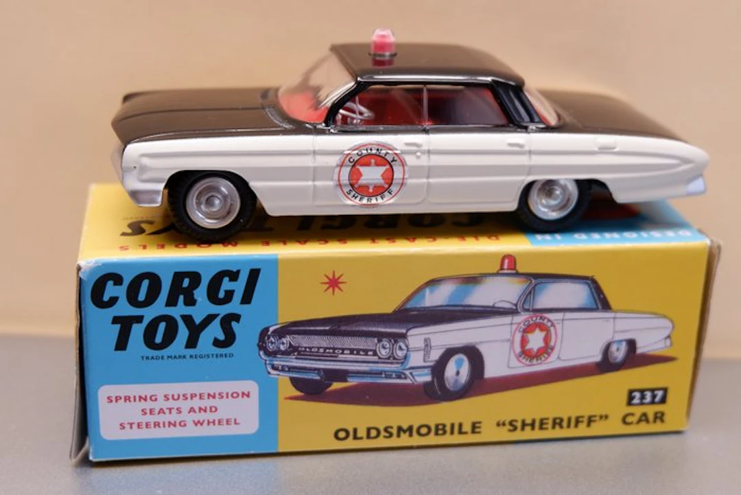 Corgi 1:43 - Model car - Oldsmobile Super 88 "Sheriff"...
