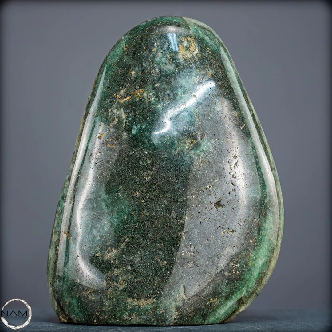 Striking Aventurine Obelisk – Powerful Elegance in a Monumental Form Obelisk
