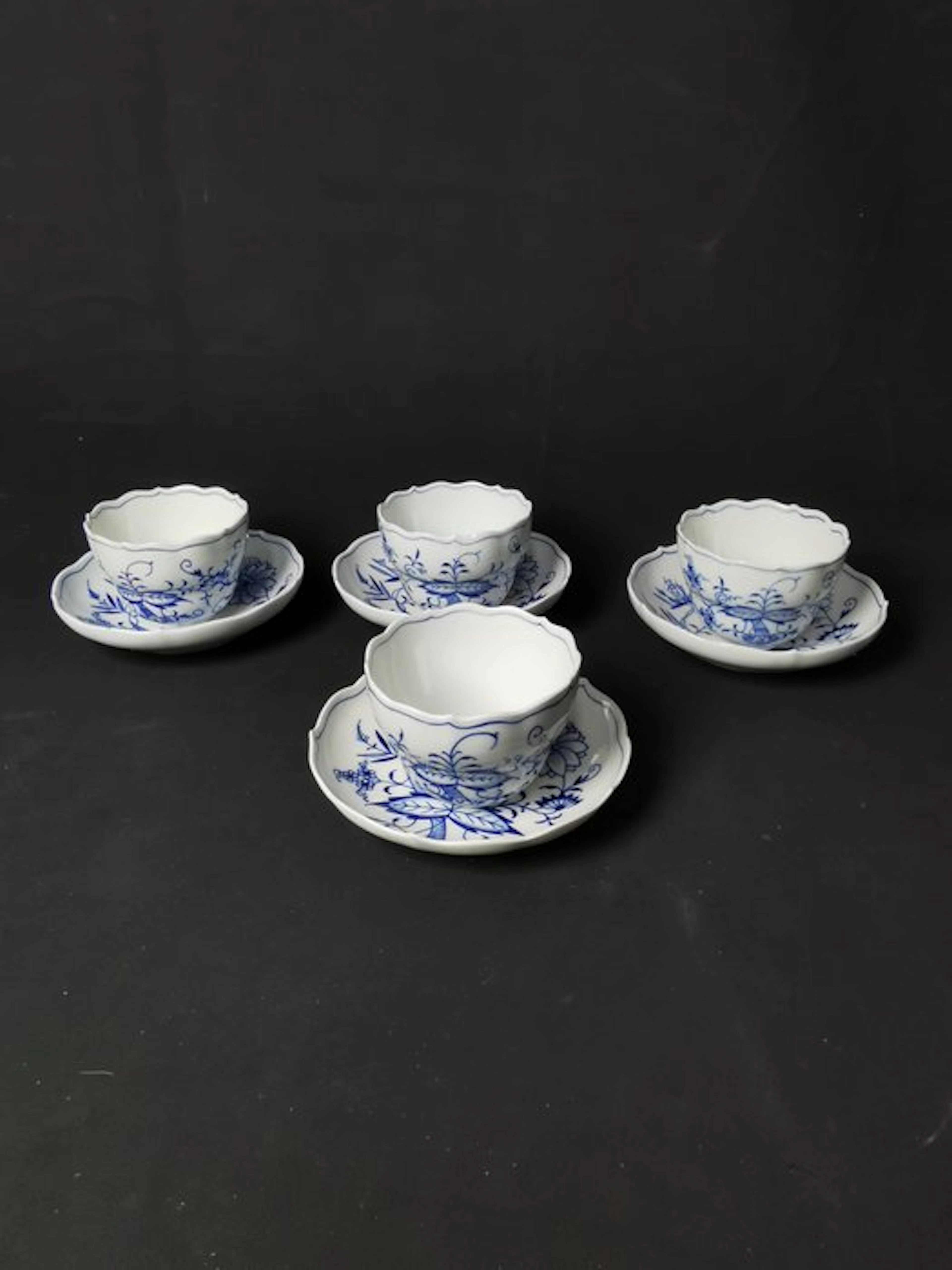 Meissen - Cipolla blu - 4 Tazze con piattini - XX secolo...