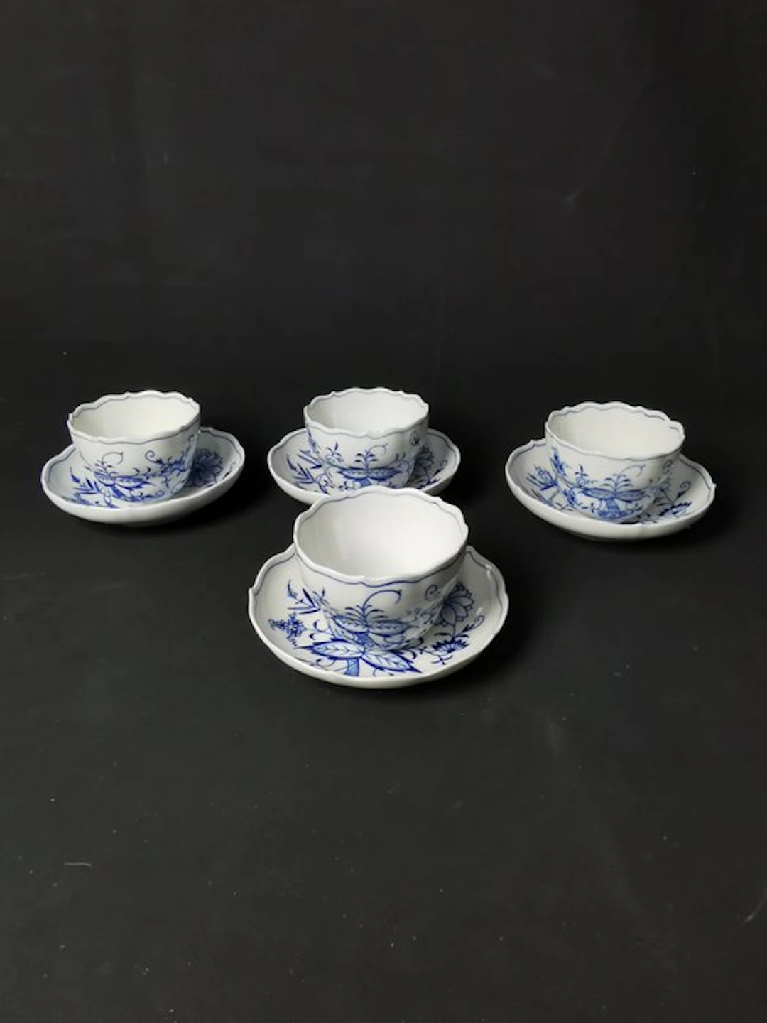 Meissen - Cipolla blu - 4 Tazze con piattini - XX secolo...
