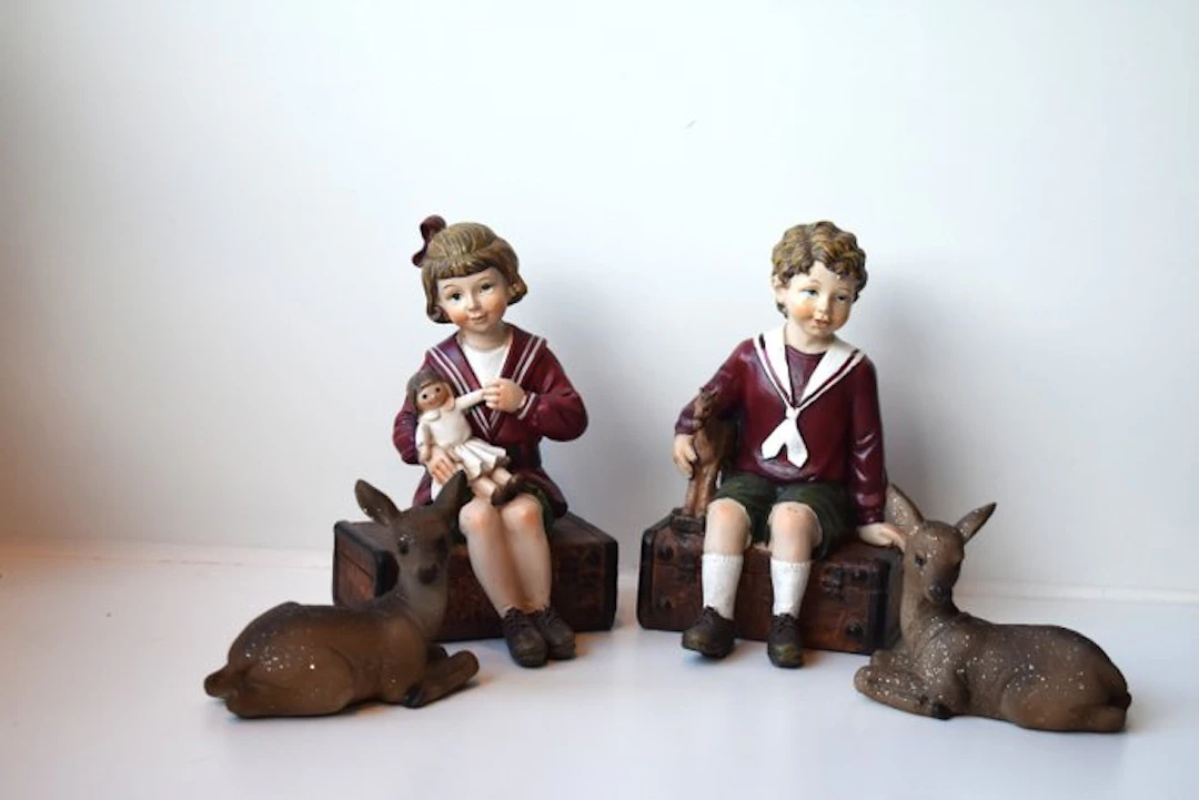 Christmas decoration (4) - Nativity figurines on suitcases (bookends)