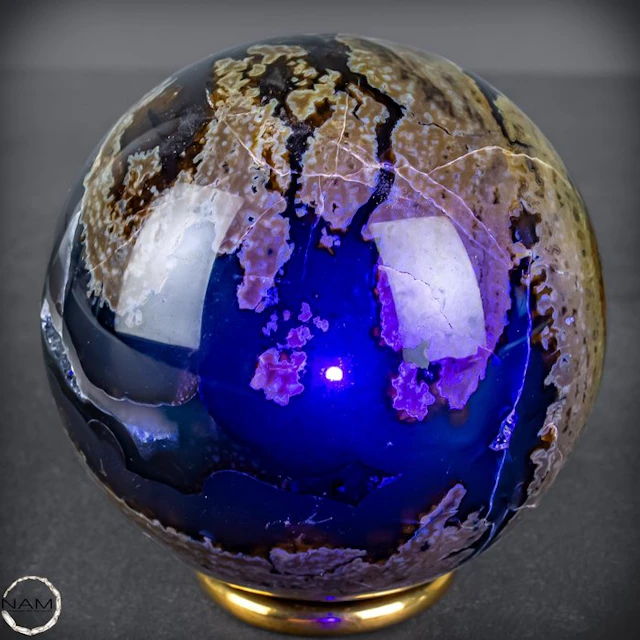 Rare UV-active moss agate – Sphere with striking depth...