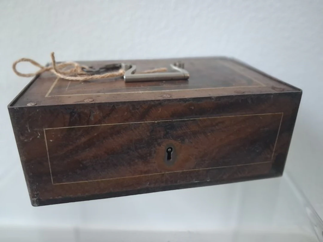 Beaumont - Strongbox - Cash box - Faux Bois - Steel - Iconic patented design