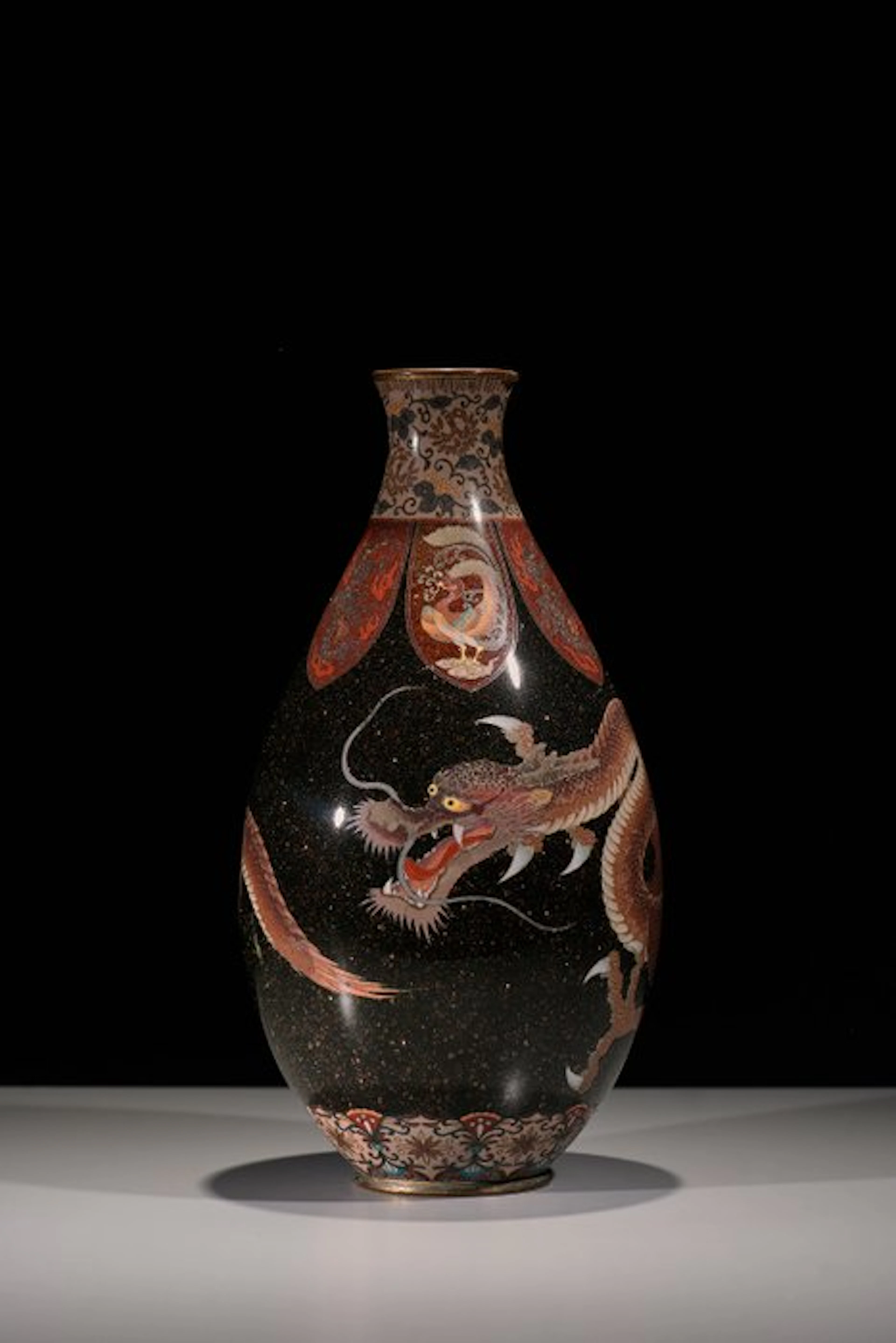 Vase - A cloisonné vase with a dragon on aventurine ground
