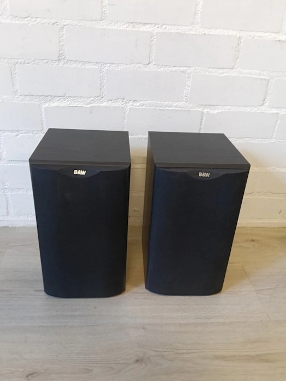 Bower & Wilkins - DM601 / 2-Way Front-Vented Bookshelf Speaker set