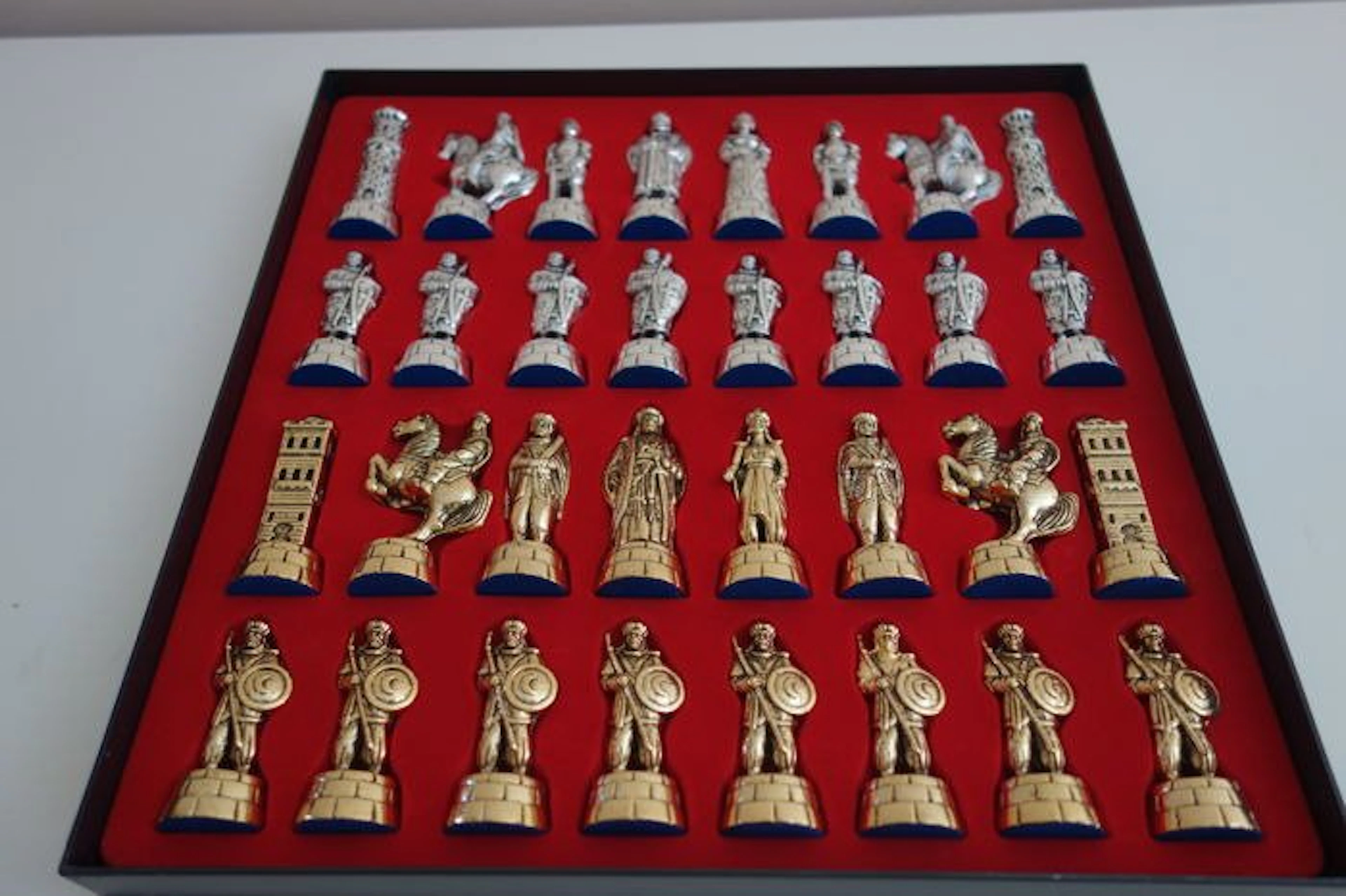 Chess set - Silver-bronze finish. Brass