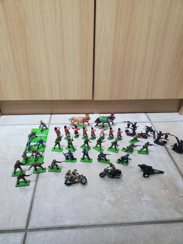 Figurine - Soldats de plomb en plastique et accessoires...