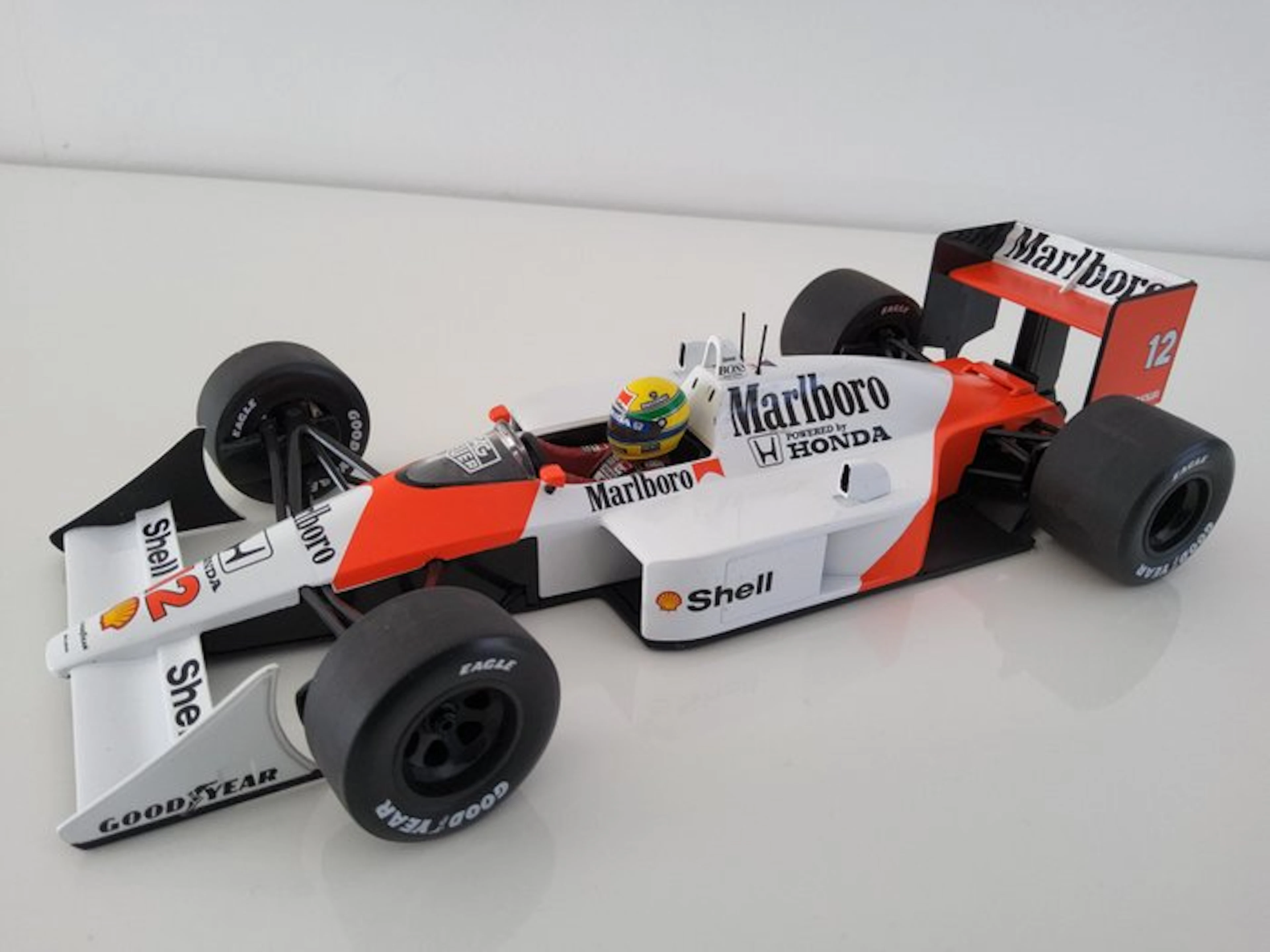 MiniChamps 1:18 - Model race car - McLaren Honda MP4/4 1988 Ayrton Senna #12