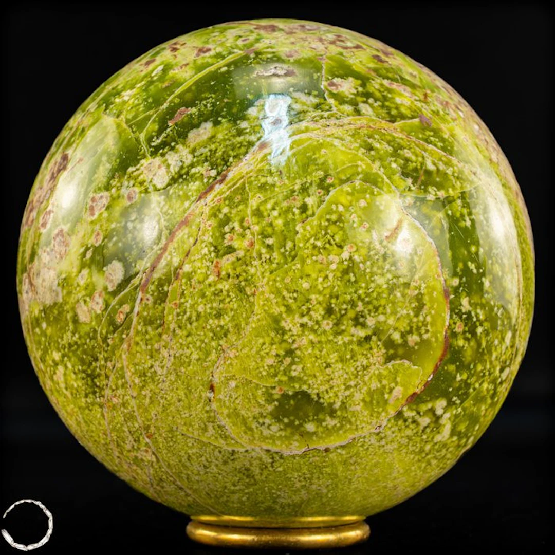 Natural serpentine sphere – harmonious interplay of earth-green and
