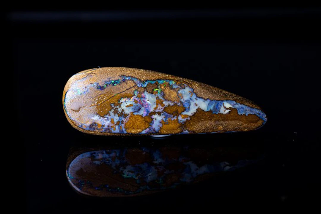 Superb Boulder Opal - 37.85 ct – Australia Piece carved...