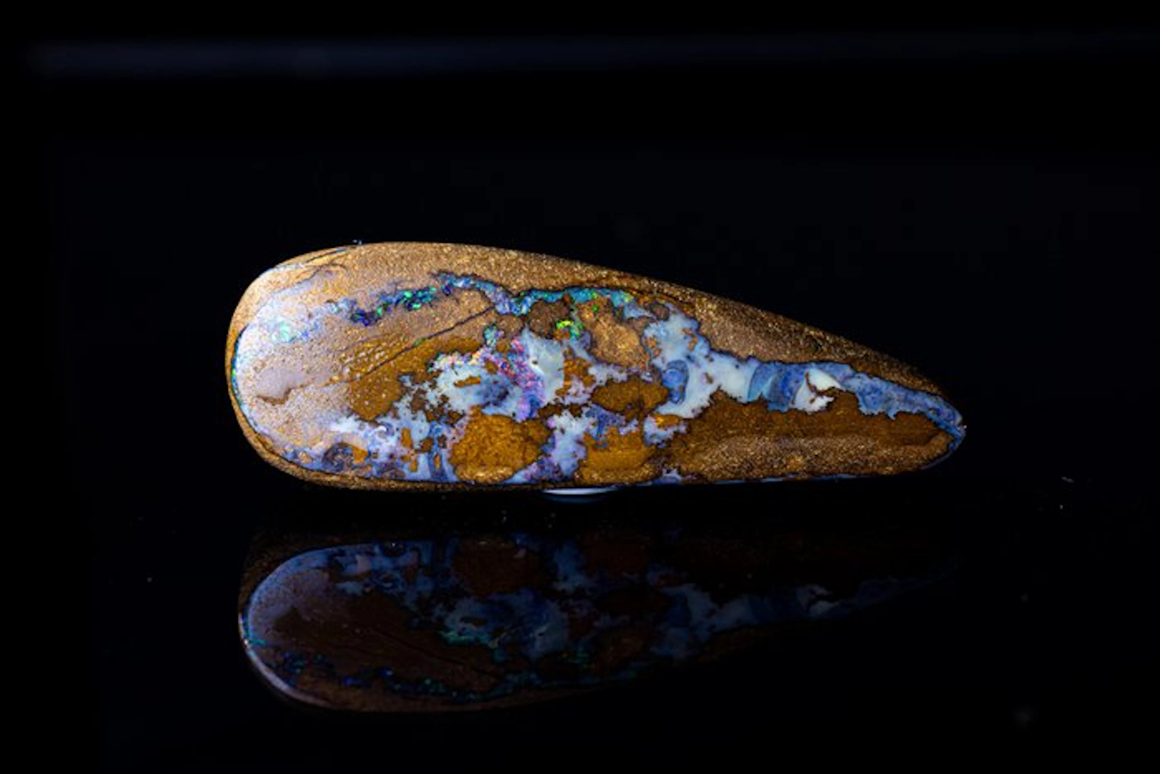 Superb Boulder Opal - 37.85 ct – Australia Piece carved...