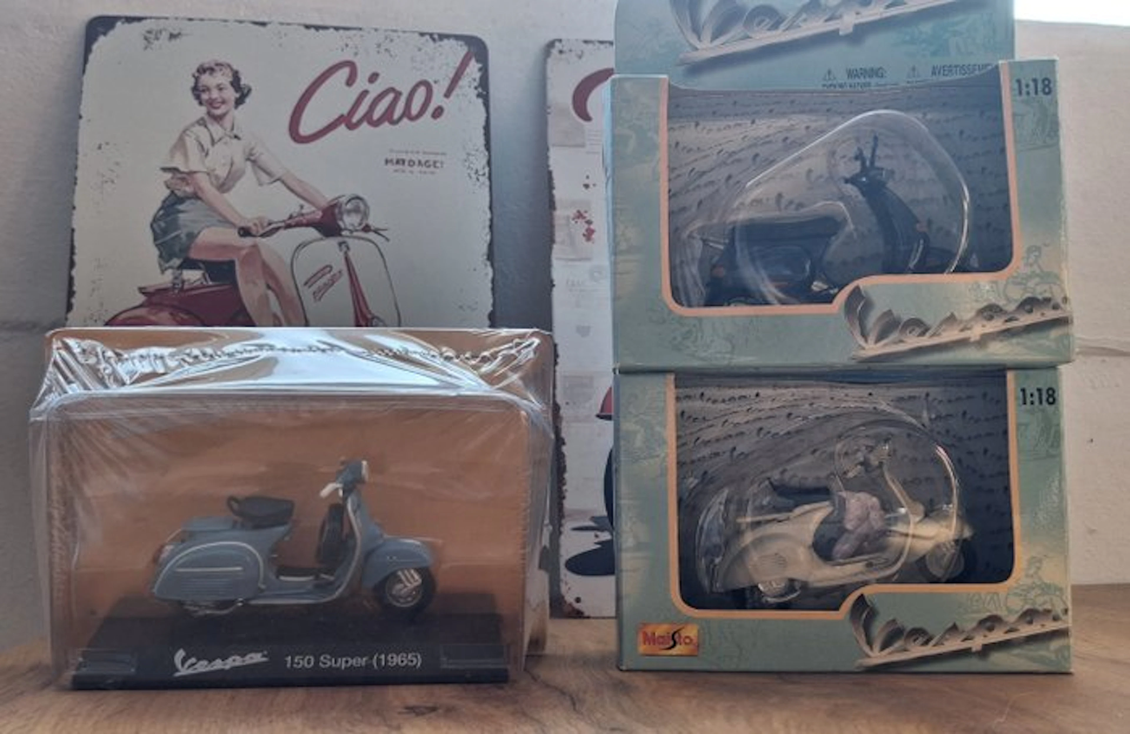 Maisto 1:18 - Model motorcycle (3) - Vespa 150 BLANC...