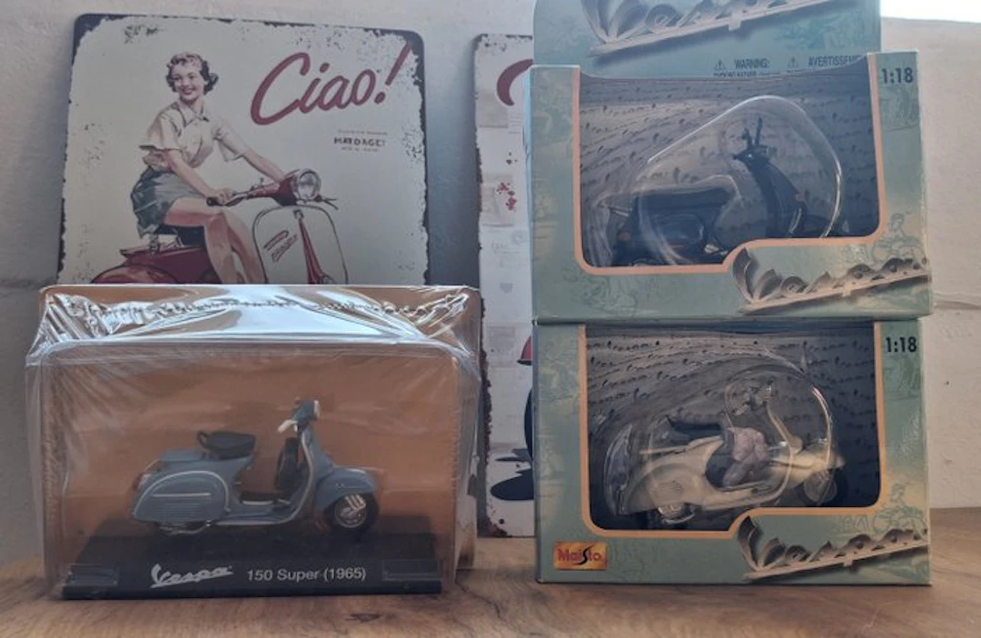 Maisto 1:18 - Model motorcycle (3) - Vespa 150 BLANC...