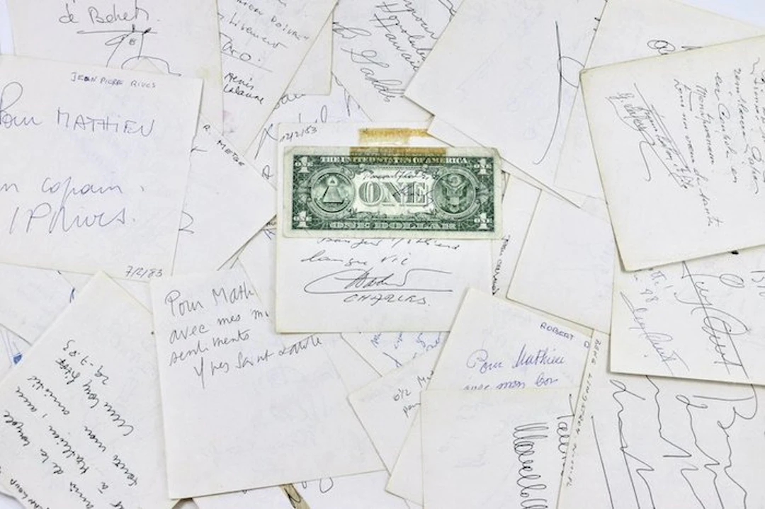 Collectif [Catherine Deneuve, Gérard Depardieu, Pierre Richard, Jean Marais, Yves Saint Laurent, - Important ensemble d’autographes [Restaurant LA COUPOLE Paris Montparnasse] - 1980