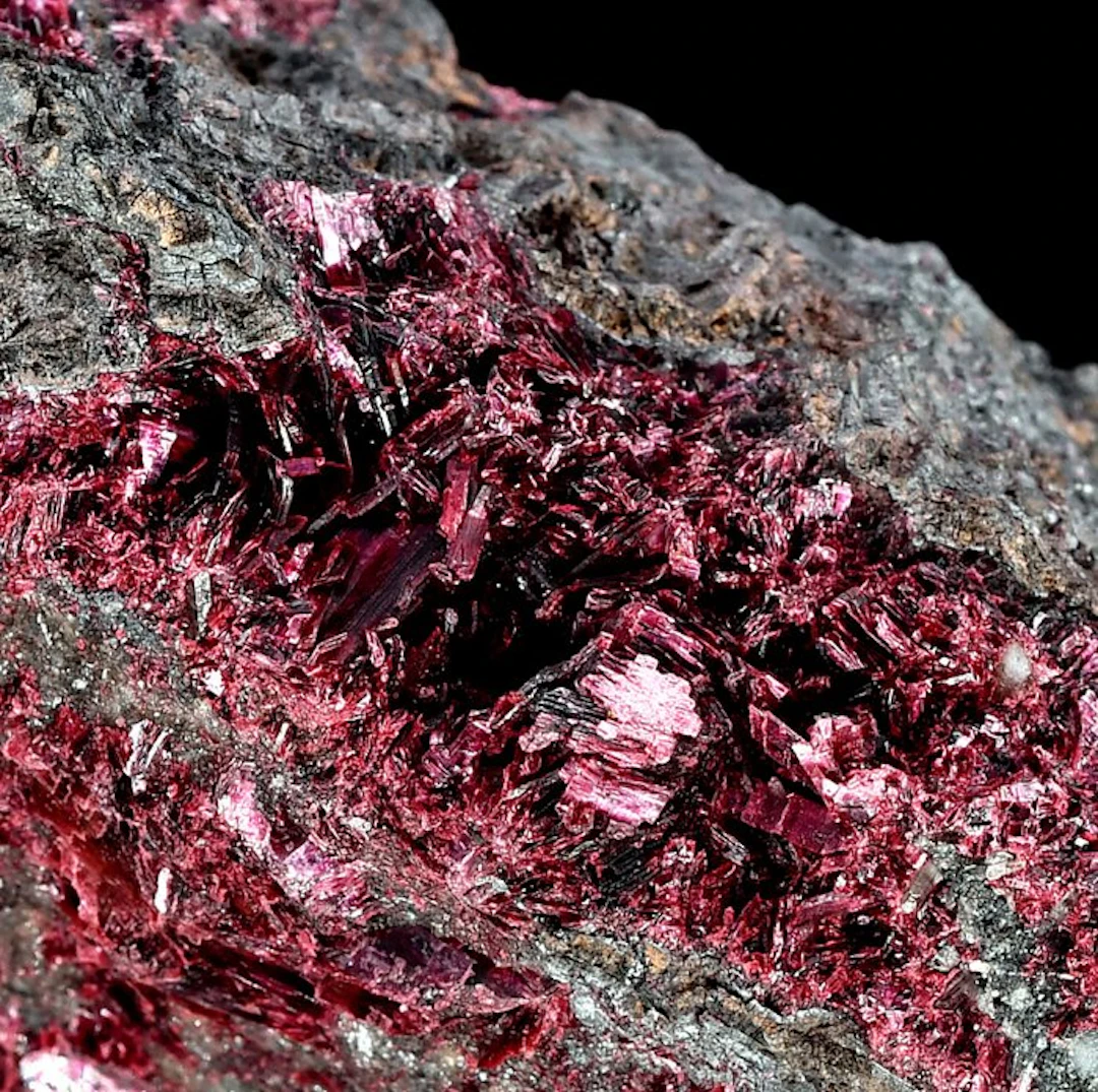 High quality BIG prismatic deep magenta Erythrite from...